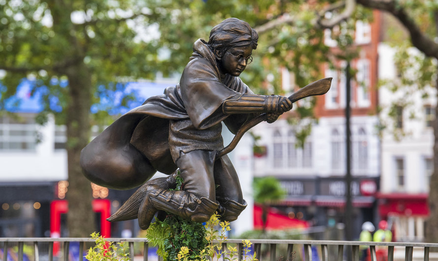 В Лондоне поставили памятник Гарри Поттеру
